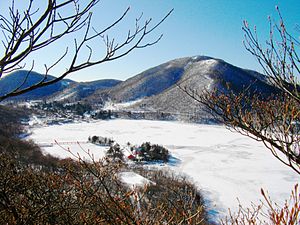 赤城大沼の夏と冬。写真右の山が地蔵岳、左は小地蔵[5]