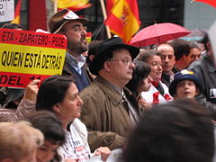 Cesar Vidal en la manifestacion convocada por la AVT el 25 noviembre de 2006 contra cualquier negociacion con ETA.jpg