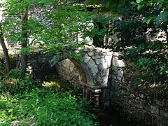 Kleine Brücke im Park über einen Arm der Beauronne