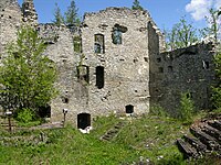 Palas und Innenhof der Burgruine Waisenberg