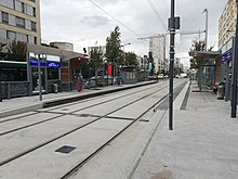 Mobilier de la station Quatre Routes, basé sur celui de la ligne T6, en 2019.