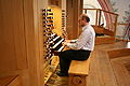 Organist Hans-Eberhard Roß an der Goll Orgel in St. Martin, Memmingen