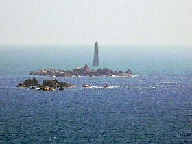 Les îlots des Moines et leur phare, vus depuis la côte.