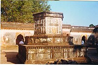 Tombe monumentale de BajiRao, au milieu d'une cour entourée de murailles