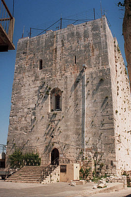 De donjon van de vroegere vesting, thans kerkgebouw