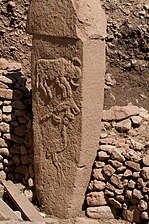 Harrizko zutabe landua Göbekli Tepe herrian (Turkia), K.a. 8500 inguru