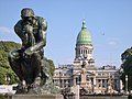 Palác argentinského Národního kongresu se sochou Myslitel