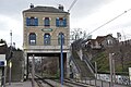 Über den Gleisen errichtetes Empfangsgebäude der Station Les Coteaux