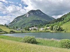 Le chef-lieu de la commune au lac de la Thuile.