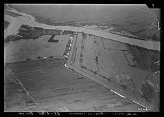 Photographie aérienne en noir et blanc de paysages marécageux.