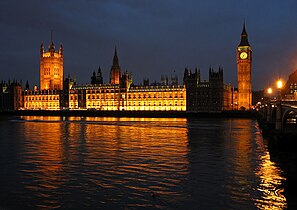 Uitzicht vanaf de zuidelijke oever van de Theems: links Victoria Tower en The House of Lords. Rechts de Elizabeth Tower en The House of Commons. Op de achtergrond Westminster Abbey (torens met een vlag).