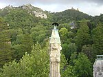 Einer der Kamine. Im Hintergrund sind das Castelo dos Mouros (links) sowie der Palácio Nacional da Pena (rechts) zu sehen.