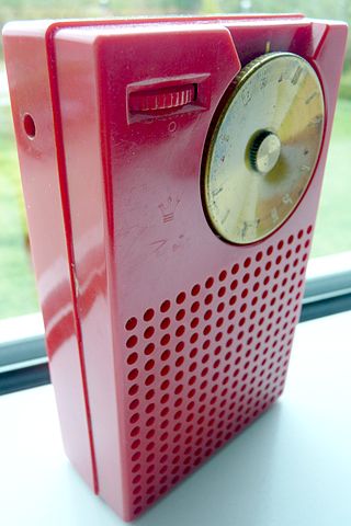 <span class="mw-page-title-main">Regency TR-1</span> 1954 commercial transistor radio