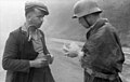 Soldat allemand examinant les papiers d'un civil italien à l'extérieur de Milan], (1944).