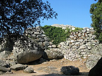 Mur cyclopéen de l'entrée.