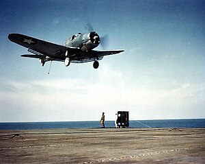 Dauntless se chystá k opakovanému přistání na letadlové lodi USS Ranger (CV-4), červen 1942