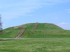 Montículo plataforma misisipiana. Cahokia en Illinois, Estados Unidos.