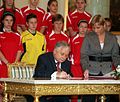 Prezydent Lech Kaczyński podczas uroczystości podpisania ustawy dotyczącej przeprowadzenia Euro 2012 (2007)