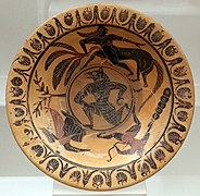 Enlèvement de Déjanire et divinité lycanthrope. Peintre de Tytios. Plat étrusque, nécropole de la Taverne, Vulci, 540-510 av. J.-C.