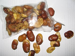 Kacang parang yang digoreng dan ditabur garam.