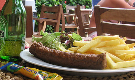 Frikandel với khoai tây rán