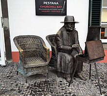 Rzeźba z brązu przedstawiająca Winstona Churchilla siedzącego przed sztalugą i malującego obraz w miejscowości Câmara de Lobos na Maderze w Portugalii