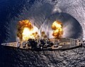 USS Iowa (BB-61) lors d'un exercice de tir près de Vieques Island, Porto Rico, le 1er juillet 1984.