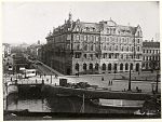 Byggnaden innan fasadhyvlingen, på ett foto från 1904.