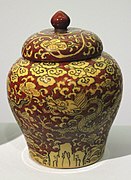 Porcelaine Jingdezhen rouge et jaune wucai. Dragon et nuages. Règne Jiajing. H. 14 cm. Musée Guimet