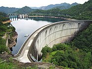 西日本最大の人造湖を有する池原ダム（北山川）。奥に見えるのは洪水吐。1964年完成。