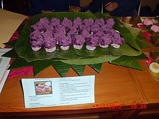 <span class="mw-page-title-main">Kue mangkok</span> Indonesian steamed cupcake