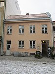 Huset vid Kaserntorget 8 är byggt 1805. Det är ett av Carl Wilhelm Carlbergs typhus – byggt i två våningar för hantverkare.