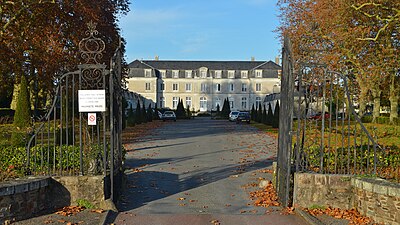 Vue en 2011 du château d'Aux, théâtre du massacre d'avril 1794.