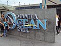 Das Logo des Manila Ocean Park ist hier abgebildet. Es besteht aus verschiedenen Blautönen.