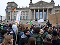 Proteste davanti al palazzo del Reichstag a Berlino nel dicembre 2018