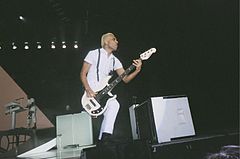 Kanal during No Doubt's 2009 summer reunion tour Tonykanalwra09.jpg