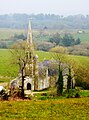 La chapelle Saint-Gildas vue depuis la colline de la « Vallée des Saints ».