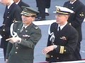 陸上自衛官（2等陸佐）と海上自衛官（3等海佐）の副官飾緒着用例。2002年10月の国際観艦式にて