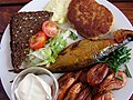 Fishcake, ngrokok herring lan udang nganggo roti rai peteng.