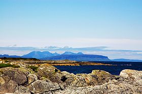 Rùm et, au premier plan, Eigg depuis la Grande-Bretagne à l'est.