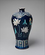 Vase. Porcelaine fahua à décor cloisonné de lotus. H. 36,8 cm. Fin XVe siècle. The Met