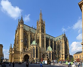 La cathédrale vue de la place d'Armes.