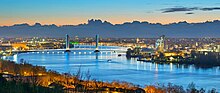 Photographie de la Garonne. On aperçoit la ville illuminée et le pont Jacques Chaban-Delmas.