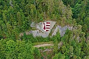 Aufgemaltes Wappen auf einem Felsen bei Courtételle