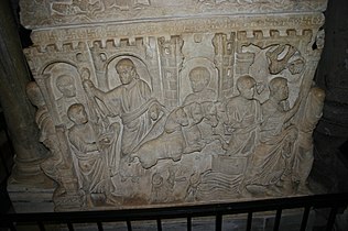 Le Prophète Élie emporté au ciel sur un char de feu donne son vêtement à Élisée, sculpture sur un sarcophage chrétien de la Rome antique (VIe siècle) à Milan (Italie).