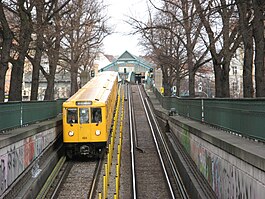 A southbound U2 train entering the tunnel, near Eberswalder Straße