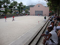 Le fronton vers où se dirige le service de la pelote.