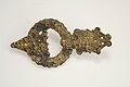 Brosje i forgylt bronse, med flettverksring og dyreornamentikk i borrestil, funnet på Björkö i Sverige Foto: Historiska museet