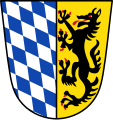 Große Kreisstadt Bad Reichenhall Gespalten; vorne die bayerischen Rauten, hinten in Gold ein steigender, rot bewehrter schwarzer Panter.