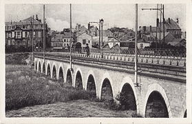 Le viaduc de Torcy, sur la prairie éponyme.